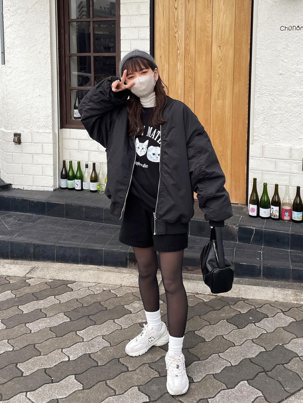 ブラック系のTシャツ/カットソー、ブラック系のその他パンツ、グレー系のハットを着用したレディースの春コーディネートの5枚目の写真