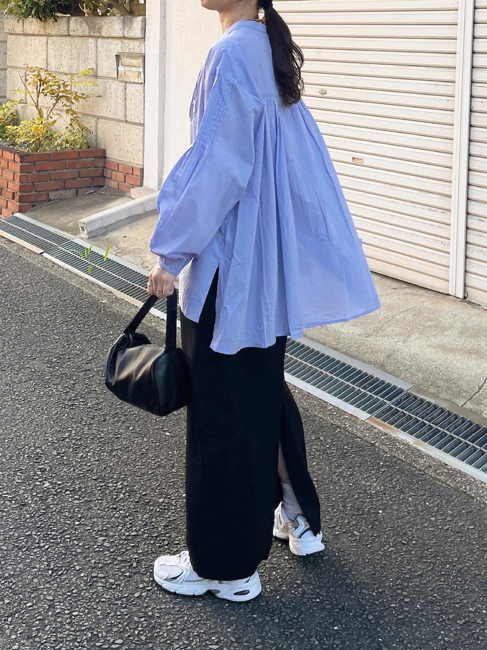 ブルー系のシャツ/ブラウス、ブラック系のスカートを着用したレディースの秋コーディネートの3枚目の写真