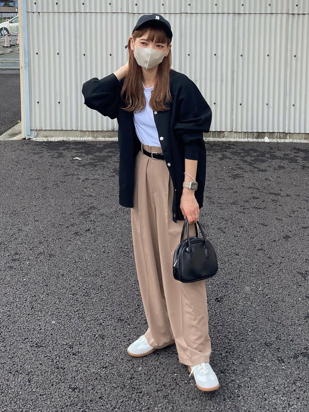 ブラック系のカーディガン/ボレロ、ホワイト系のTシャツ/カットソー、ブラック系のキャップを着用したレディースの秋コーディネートの2枚目の写真