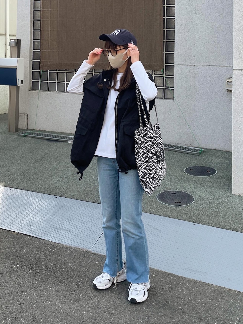 ホワイト系のTシャツ/カットソー、ブルー系のデニムパンツ、ブルー系のキャップを着用したレディースの春コーディネートの3枚目の写真