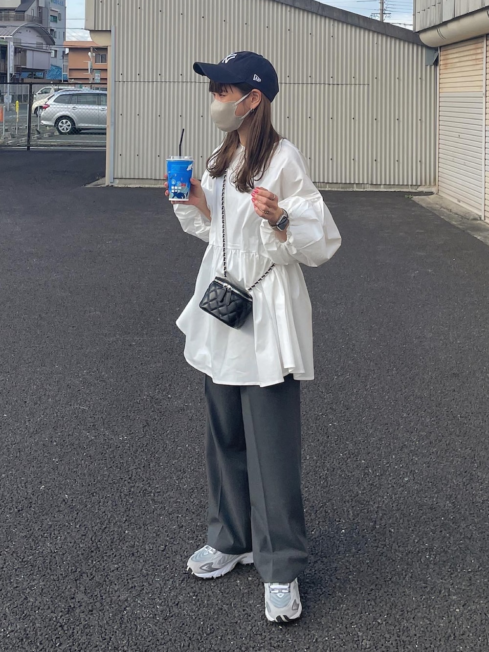 ホワイト系のシャツ/ブラウス、ブラック系のショルダーバッグを着用したレディースの春コーディネートの4枚目の写真