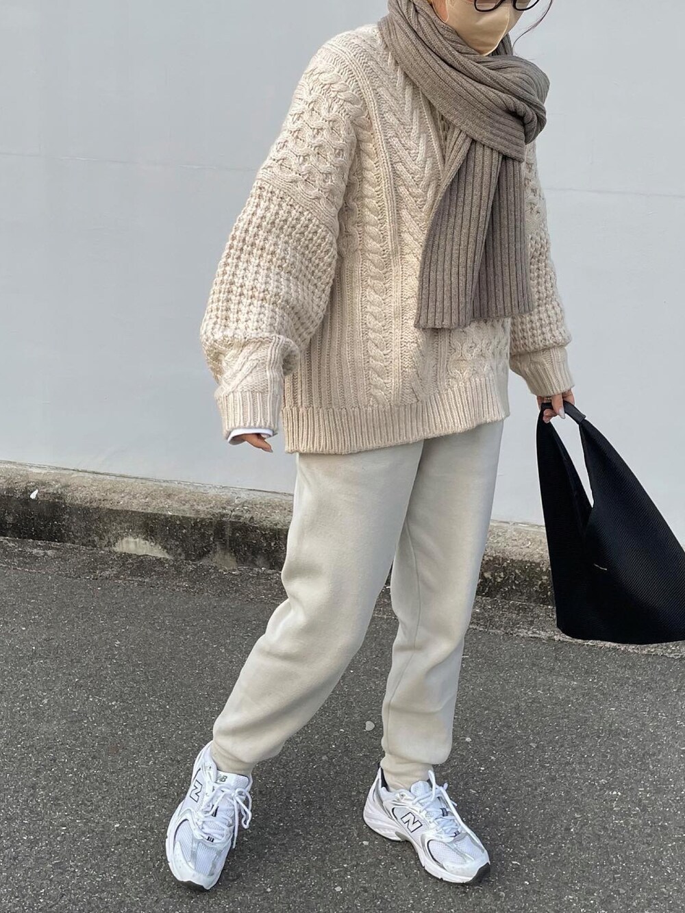 ベージュ系のその他パンツ、ホワイト系のスニーカー、ベージュ系のマフラーを着用したレディースの冬コーディネートの3枚目の写真