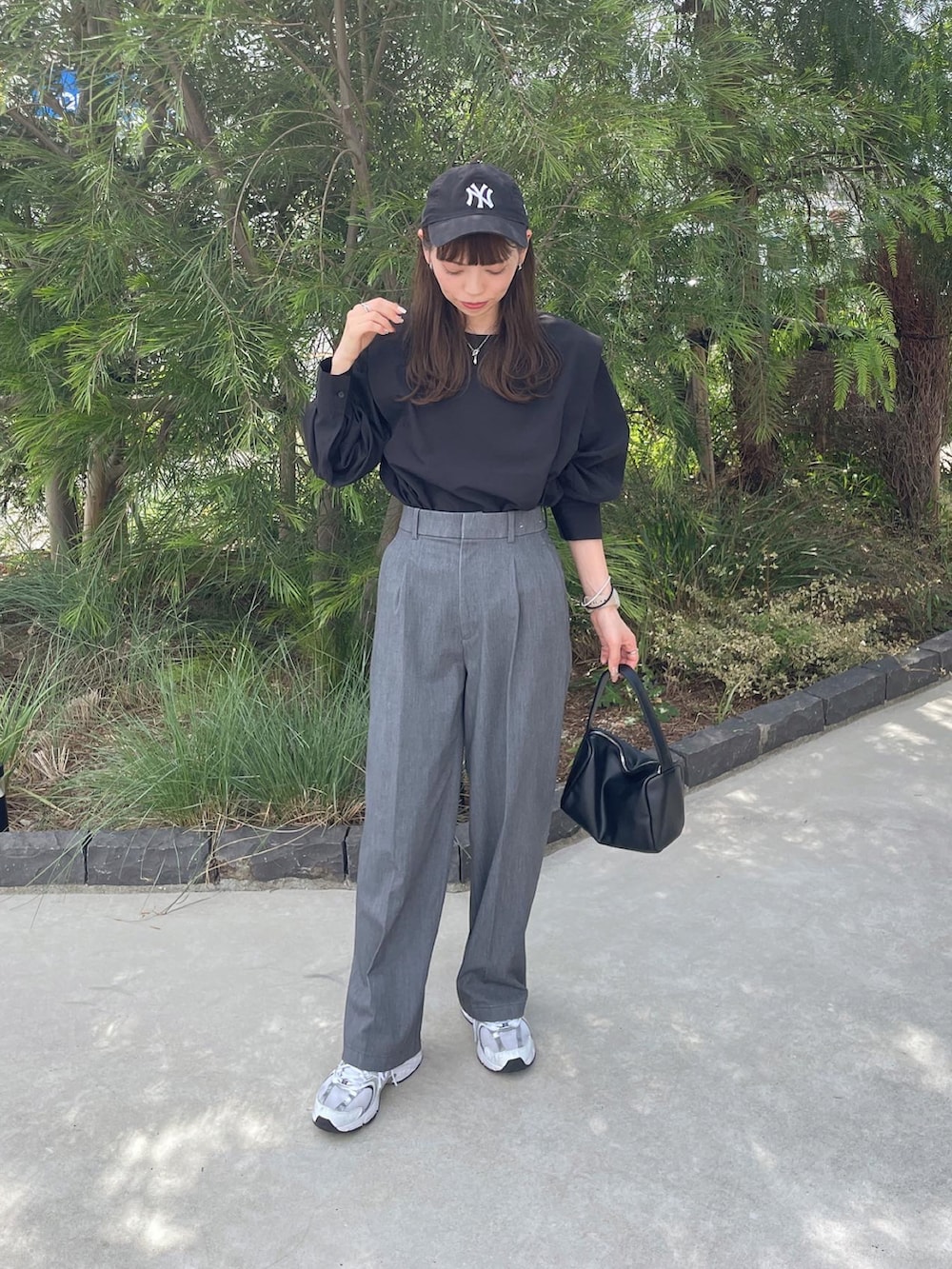 ブラック系のシャツ/ブラウスを着用したレディースの秋コーディネートの3枚目の写真