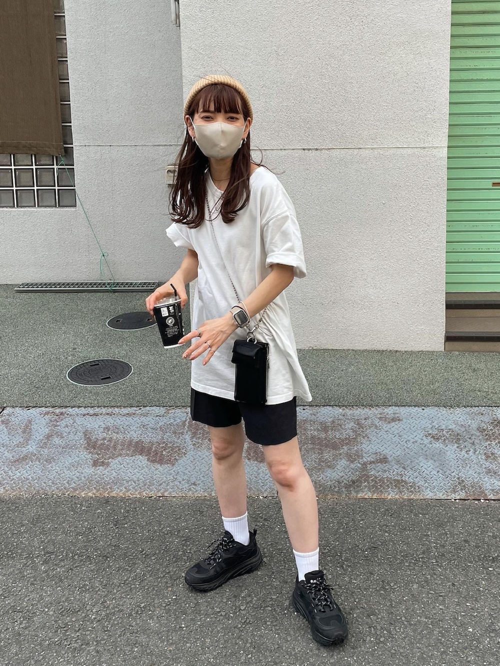 ブラック系のスニーカー、ブラック系のスマホケース/カバーを着用したレディースの夏コーディネートの2枚目の写真