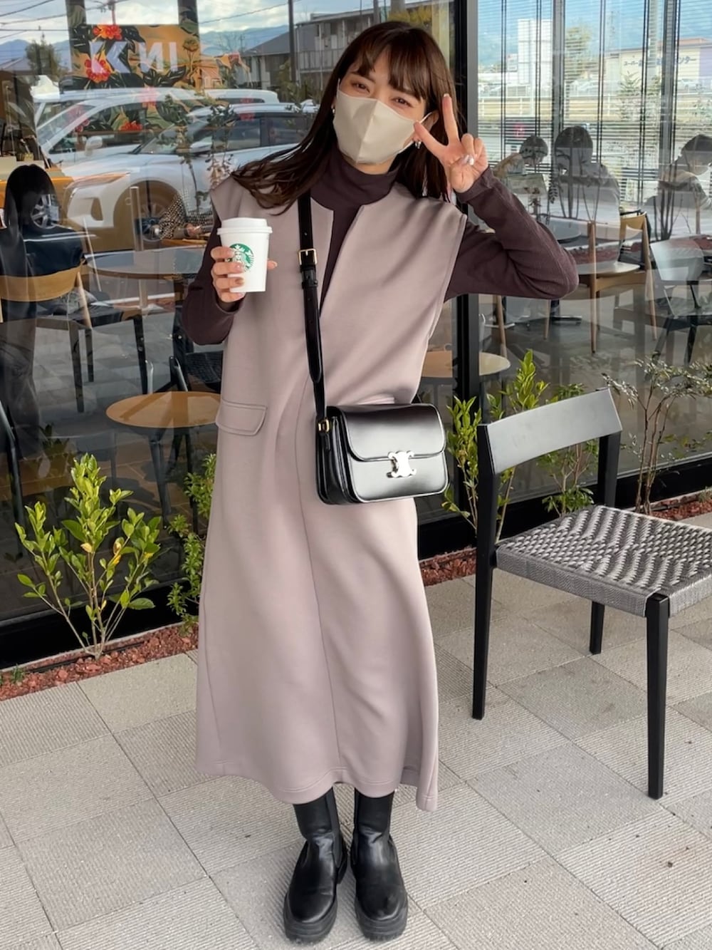 ブラウン系のワンピースを着用したレディースの冬コーディネートの3枚目の写真