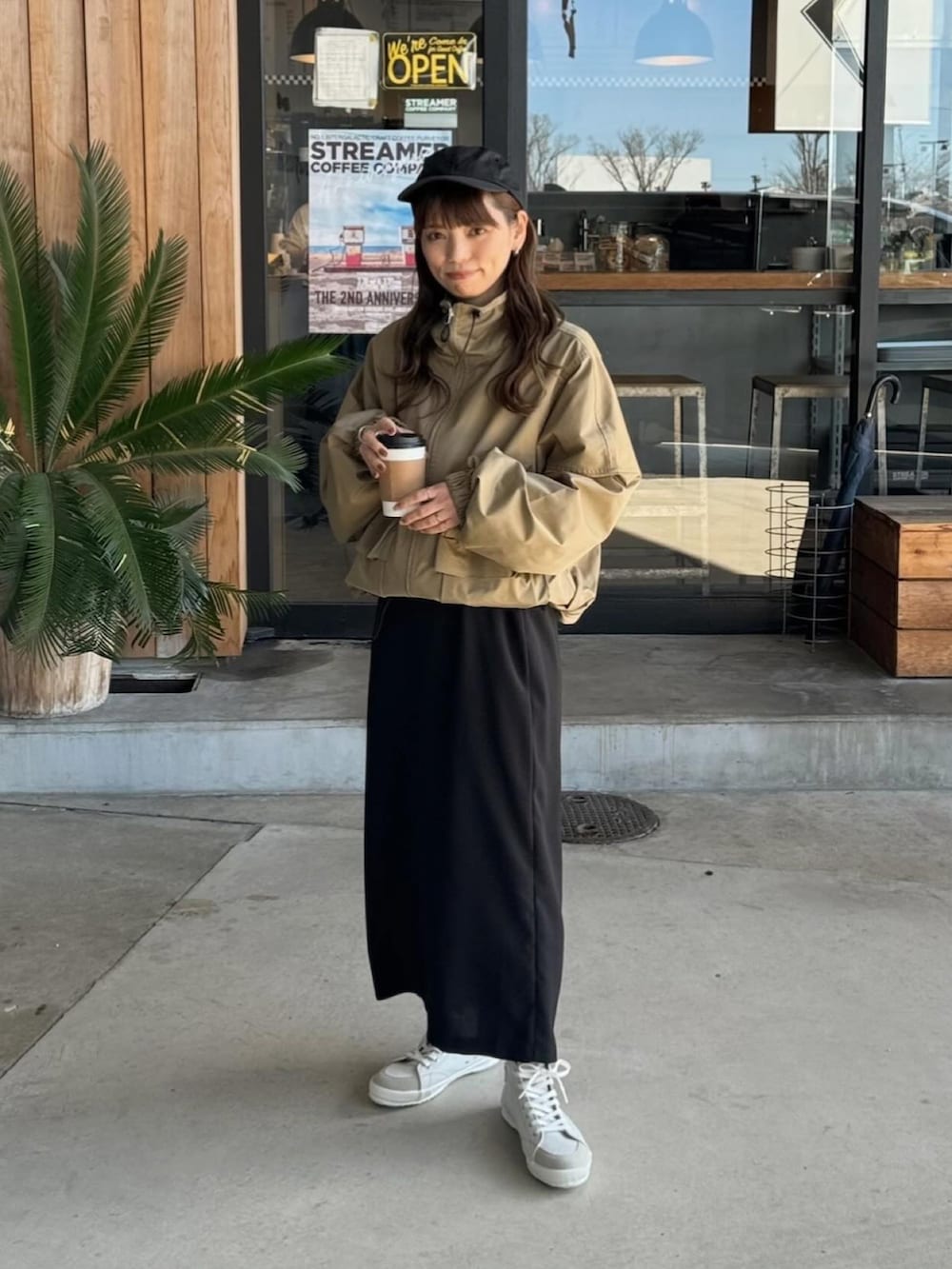 「春のNewスタイル、大人カジュアル、スニーカー、スニーカーコーデ、ハイカットスニーカー、ナイロンジャケット、春アウター、春服コーデ、お出かけコーデ、低身長コーデ、キャップ、シンプル、スニーカー女子」｜「TODAYFULのスタンドカラージップブルゾン（ブルゾン、グリーン系）」を使った、maamin♡さん（レディース・156cm）の春コーディネートの2枚目の写真