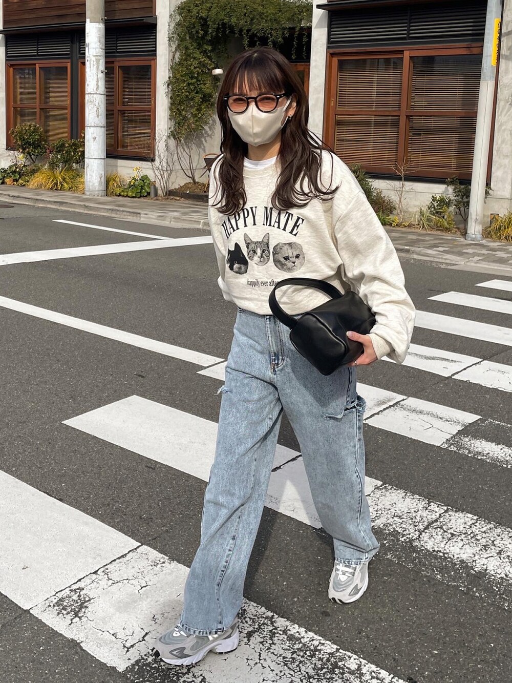ホワイト系のTシャツ/カットソー、ブラック系のデニムパンツ、ブラウン系のサングラスを着用したレディースの春コーディネートの4枚目の写真