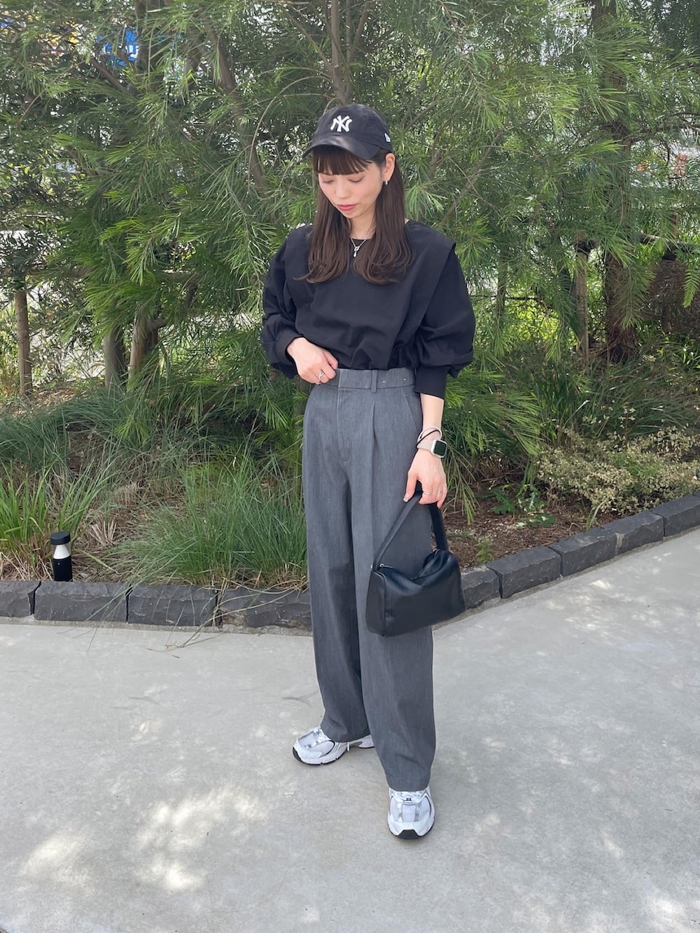 ブラック系のシャツ/ブラウスを着用したレディースの秋コーディネートの2枚目の写真