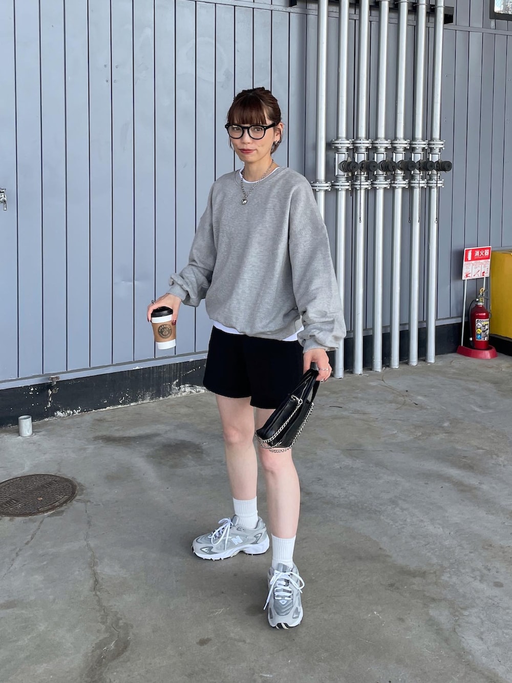 グレー系のスウェット、ブラック系のその他パンツ、ブラック系のショルダーバッグを着用したレディースの秋コーディネートの4枚目の写真