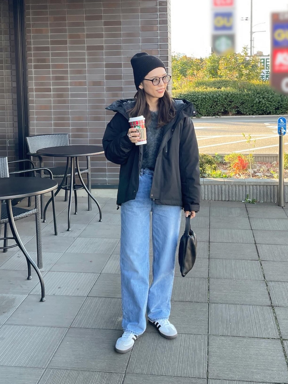 ブラック系のダウンジャケット/コート、ホワイト系のスニーカー、ブラック系のニットキャップ/ビーニーを着用したレディースの冬コーディネートの2枚目の写真