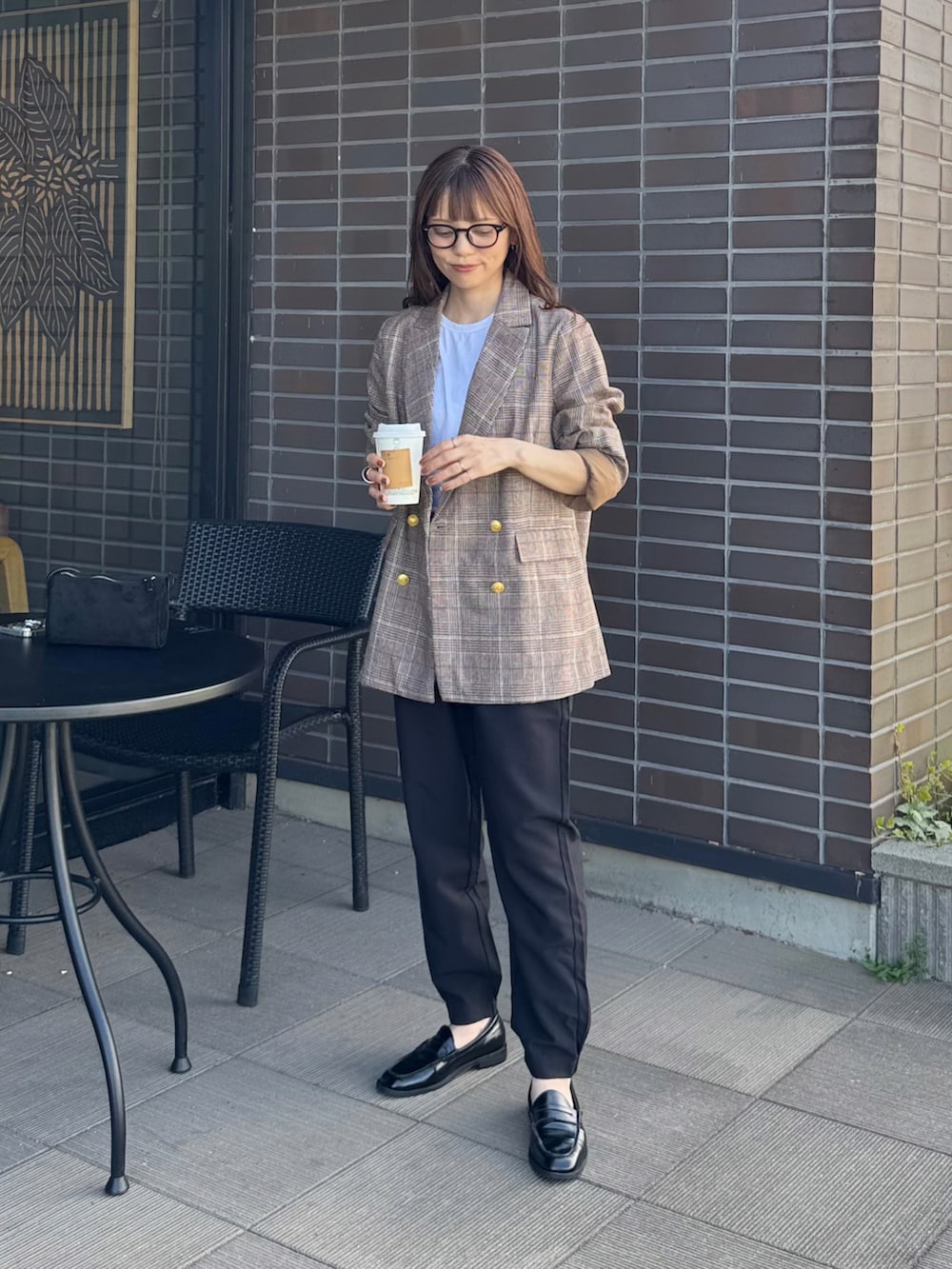 ブラック系のその他パンツ、ブラウン系のテーラードジャケットを着用したレディースの秋コーディネートの4枚目の写真