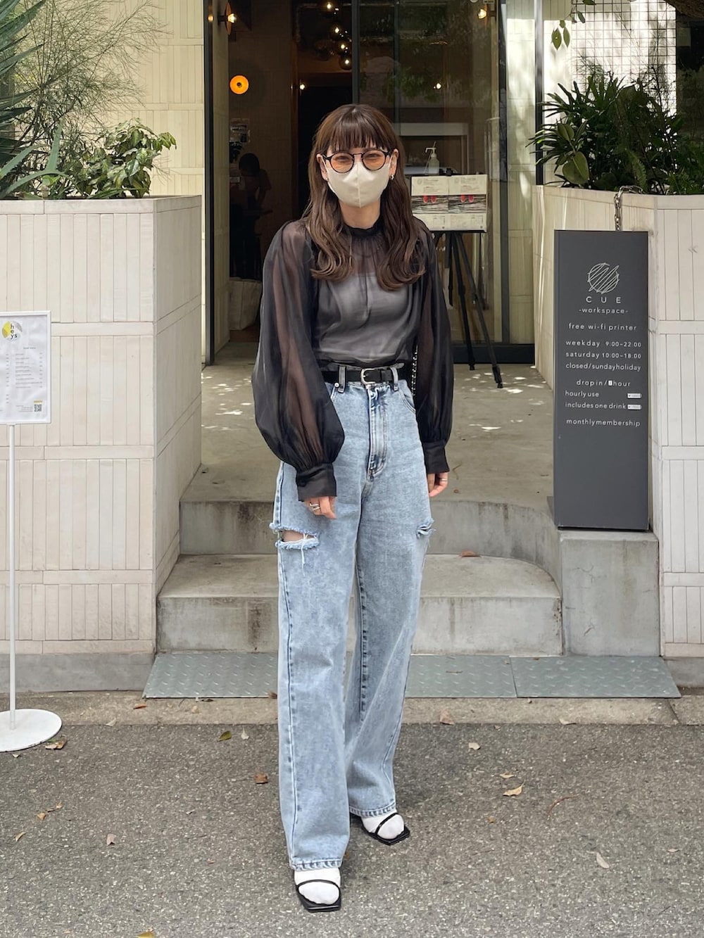 ブラック系のシャツ/ブラウス、ブルー系のデニムパンツ、ブラック系のショルダーバッグを着用したレディースの春コーディネートの2枚目の写真