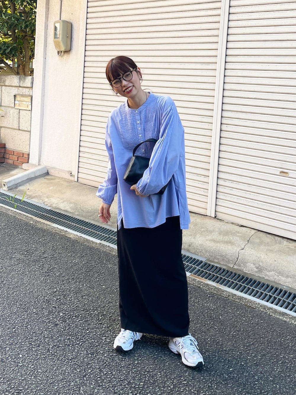 ブルー系のシャツ/ブラウス、ブラック系のスカートを着用したレディースの秋コーディネートの5枚目の写真