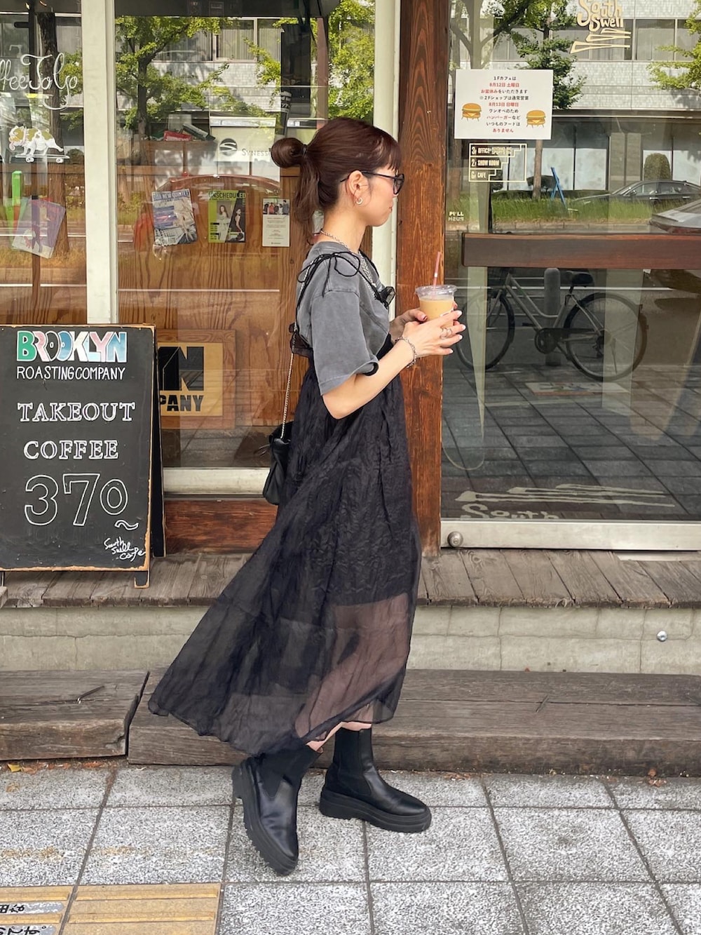 「休日スタイル、チュール、チュールワンピ、モノトーン、モノトーンコーデ、ブラックコーデ、レイヤードスタイル、ショートブーツ、サイドゴアブーツ、サングラス、秋のコーデ、ママコーデ、秋先取りコーデ」｜「Kastaneの【新色追加/SET ITEM/WEB先行カラー】シアーシャーリングワンピースSET（ワンピース、ブラック系）」を使った、maamin♡さん（レディース・156cm）の夏コーディネートの3枚目の写真