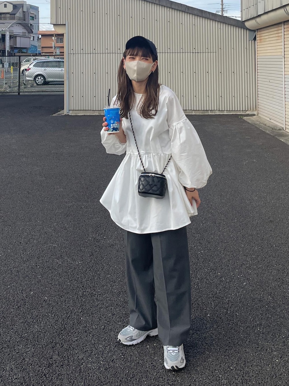 ホワイト系のシャツ/ブラウス、ブラック系のショルダーバッグを着用したレディースの春コーディネートの5枚目の写真