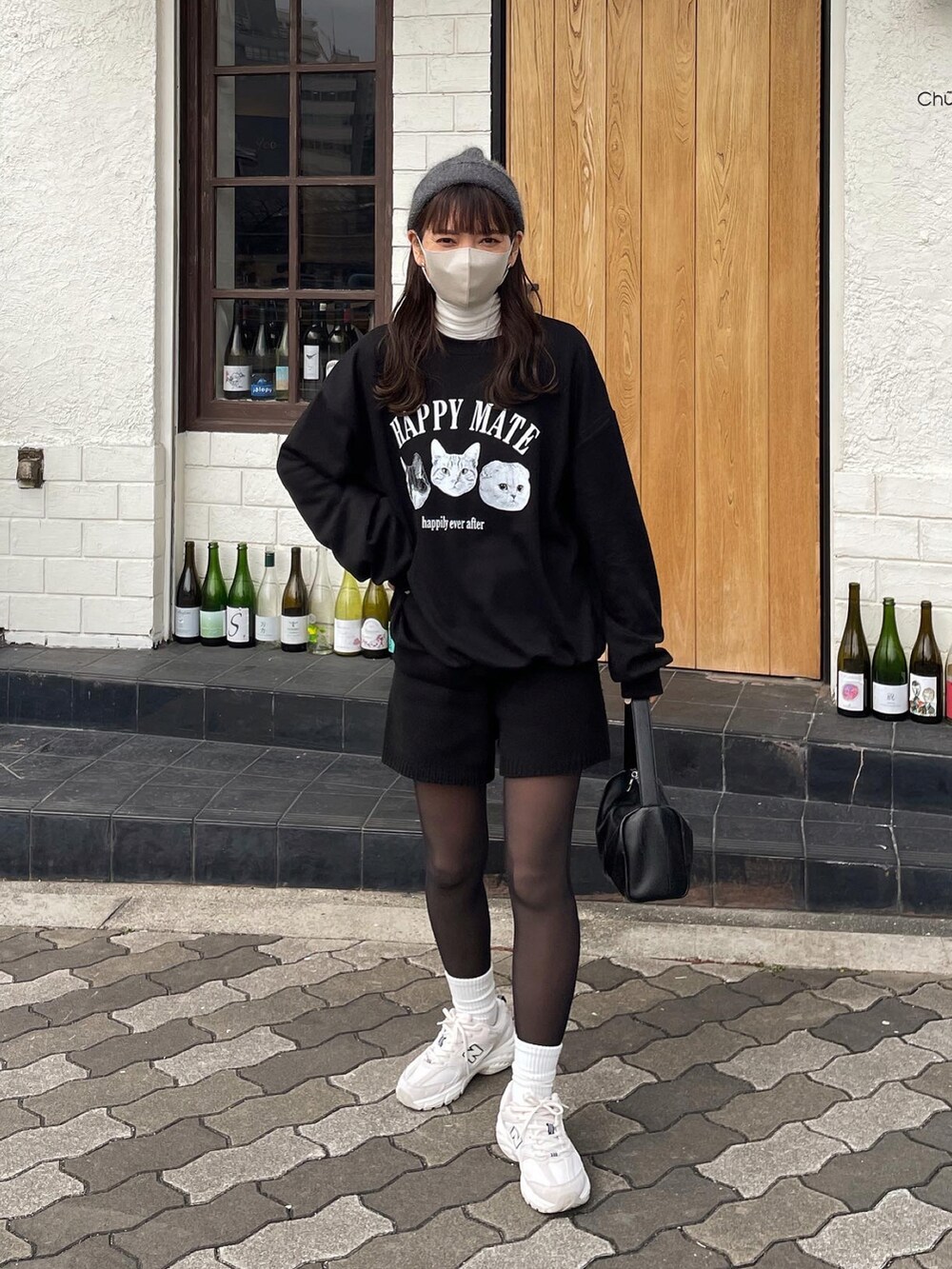 ブラック系のTシャツ/カットソー、ブラック系のその他パンツ、グレー系のハットを着用したレディースの春コーディネートの4枚目の写真