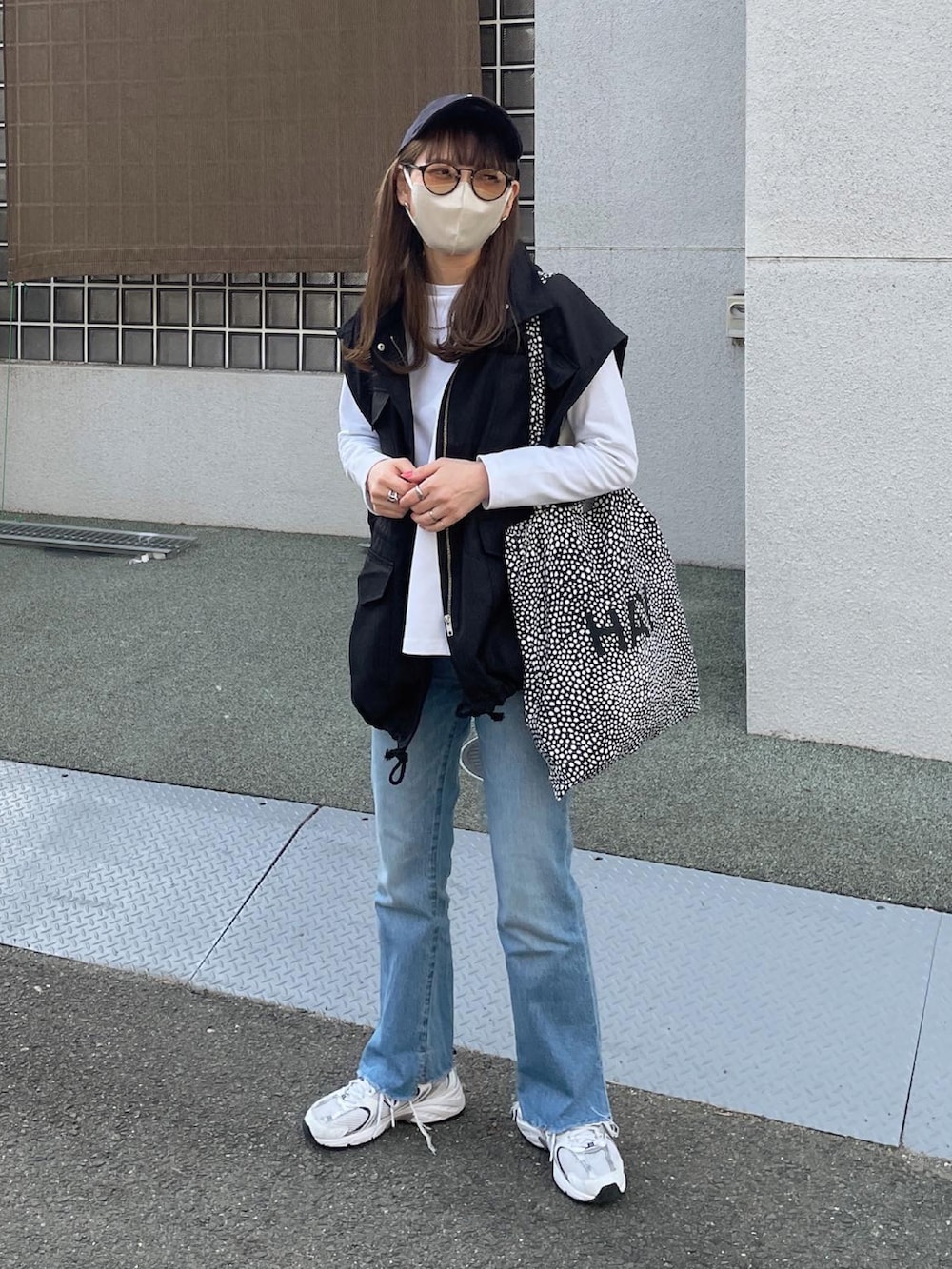 ホワイト系のTシャツ/カットソー、ブルー系のデニムパンツ、ブルー系のキャップを着用したレディースの春コーディネートの2枚目の写真