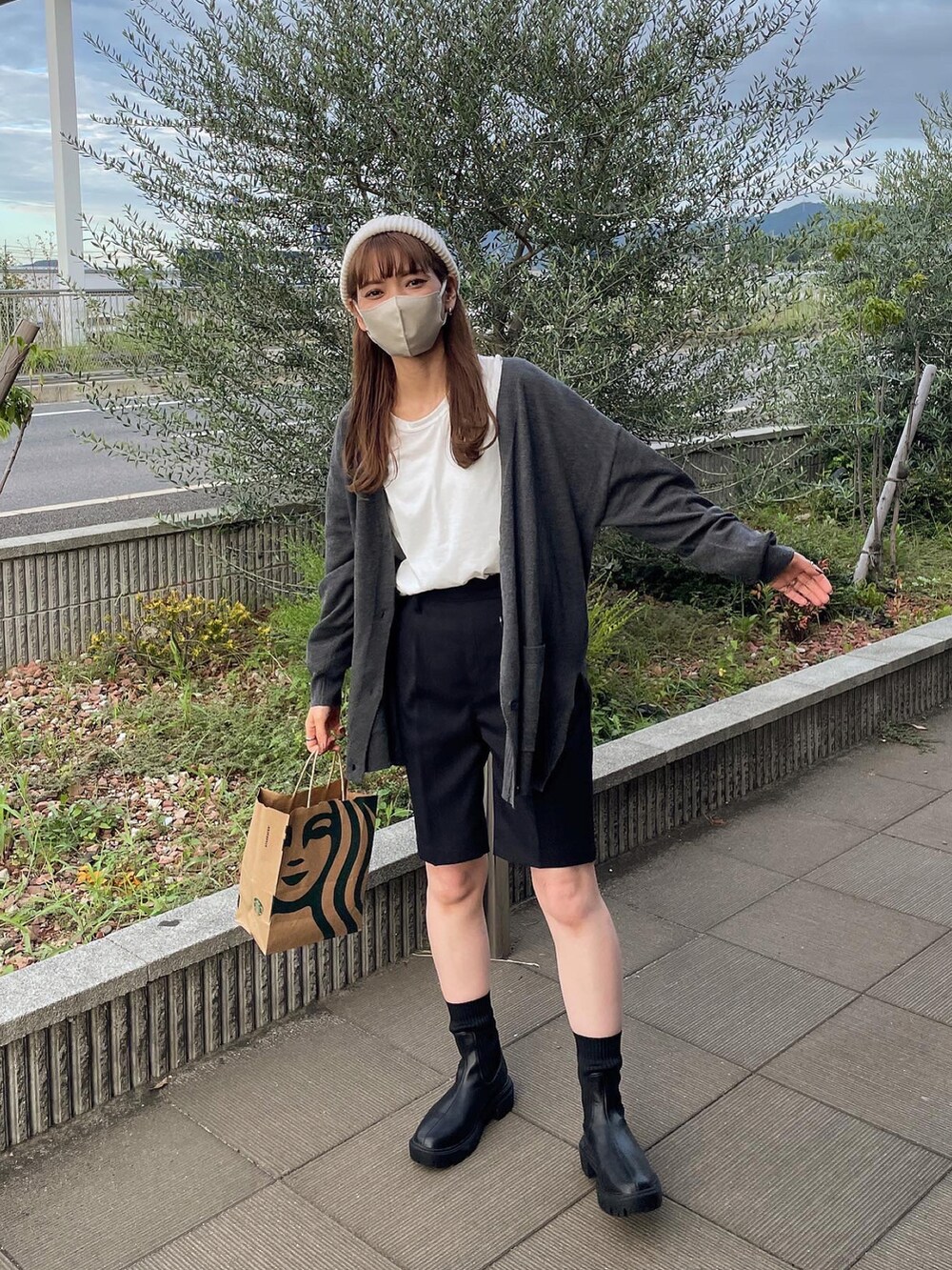 グレー系のカーディガン/ボレロ、ブラック系のその他パンツ、ブラック系のブーツを着用したレディースの秋コーディネートの3枚目の写真