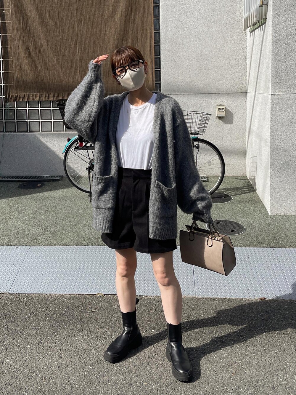 ブラック系のその他パンツ、グレー系のカーディガン/ボレロ、ベージュ系のショルダーバッグを着用したレディースの秋コーディネートの3枚目の写真