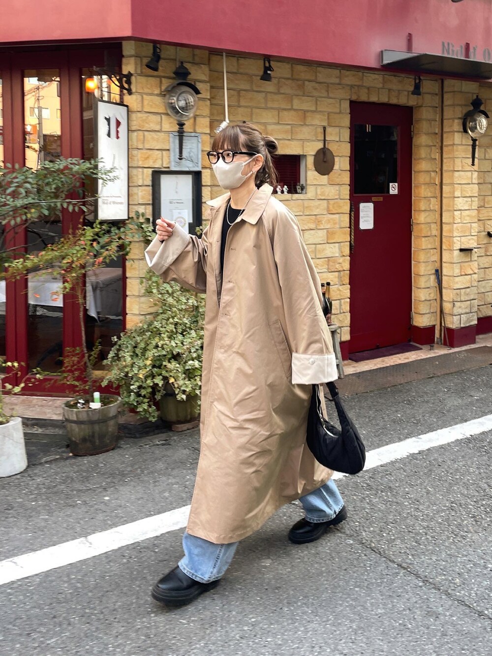 「大人カジュアル、春服コーデ、春アウター、トレンチコート、ステンカラーコート、デニムコーデ、デニムパンツ、春、春コーデ、メガネ女子、オーバーサイズ、カジュアル、低身長コーデ、PR」｜「KBFのステンカラーBIGBIGコート（ステンカラーコート、ベージュ系）」を使った、maamin♡さん（レディース・156cm）の冬コーディネートの4枚目の写真
