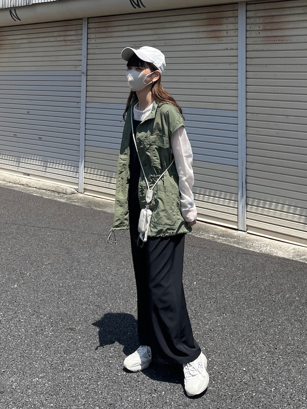 「休日スタイル、シンプルスタイル、大人女子、カジュアル、ミリタリーベスト、ベスト、ワンピース、キャップ、春服コーデ、スニーカーコーデ、プチプラコーデ」｜「tiptopのミリタリーベスト（ベスト、グリーン系）」を使った、maamin♡さん（レディース・156cm）の春コーディネートの4枚目の写真