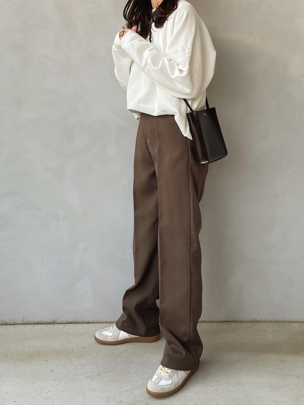 ホワイト系のTシャツ/カットソー、ブラウン系のショルダーバッグを着用したレディースの冬コーディネートの2枚目の写真