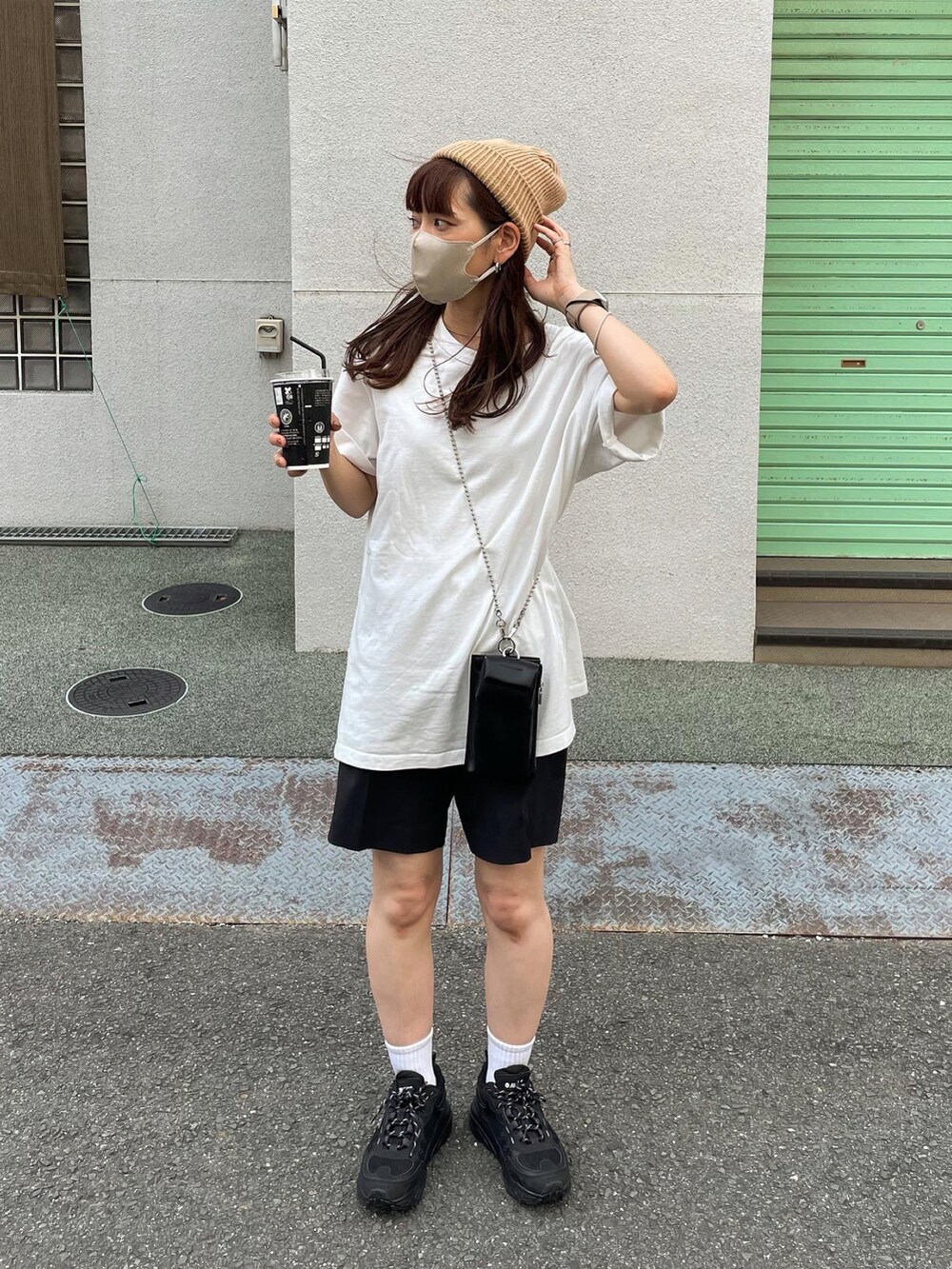 ブラック系のスニーカー、ブラック系のスマホケース/カバーを着用したレディースの夏コーディネートの4枚目の写真