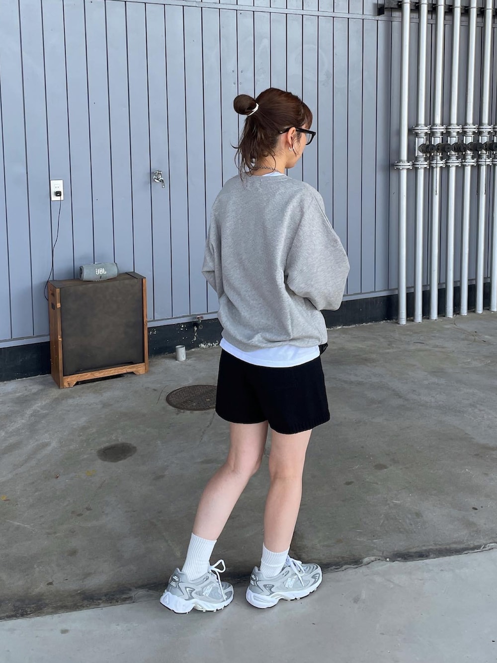 グレー系のスウェット、ブラック系のその他パンツ、ブラック系のショルダーバッグを着用したレディースの秋コーディネートの3枚目の写真