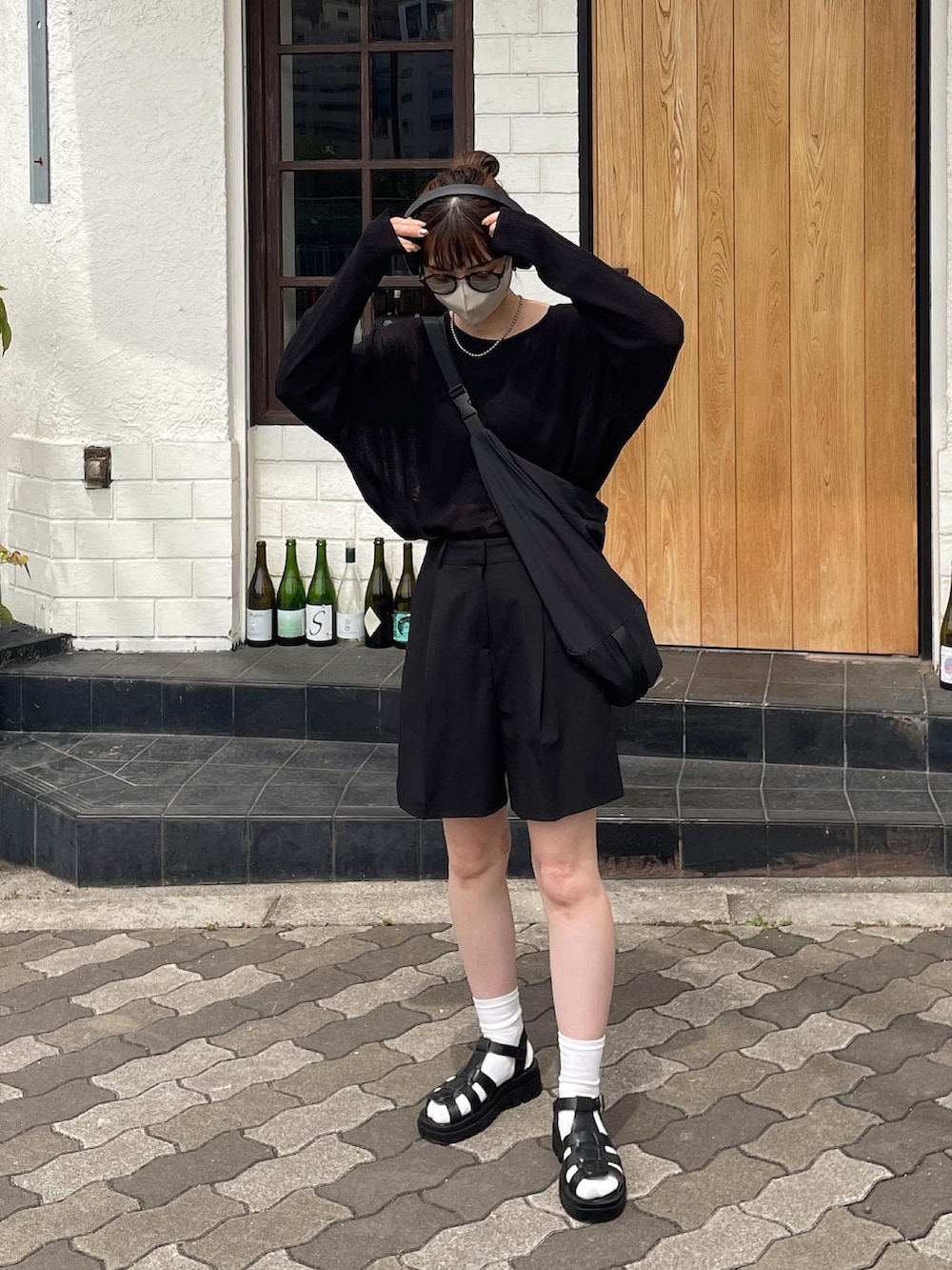 ブラック系のニット/セーター、ブラック系のその他パンツ、ブラック系のショルダーバッグを着用したレディースの春コーディネートの3枚目の写真
