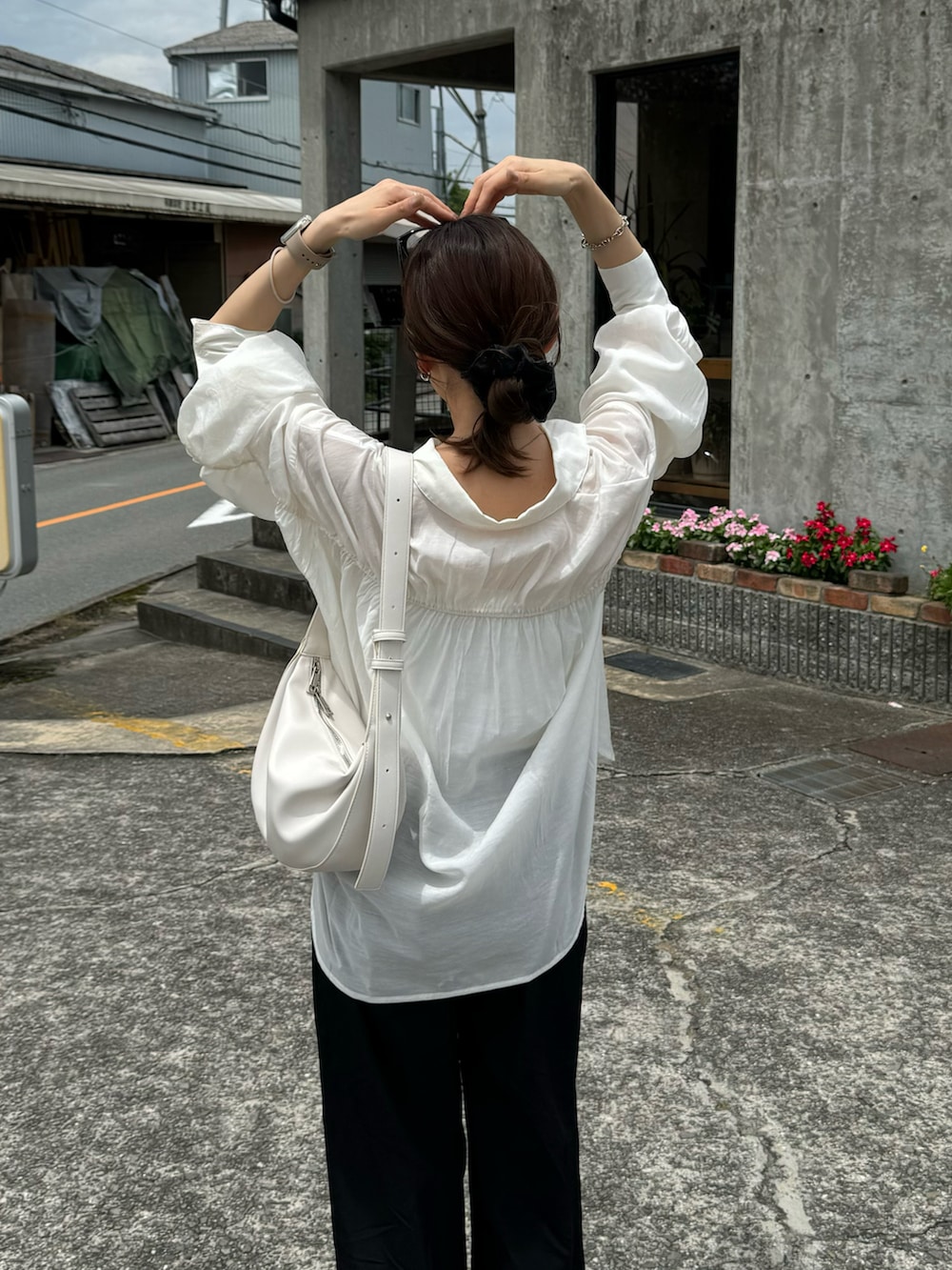 ホワイト系のシャツ/ブラウス、ブラック系のその他パンツ、ホワイト系のショルダーバッグを着用したレディースの夏コーディネートの3枚目の写真
