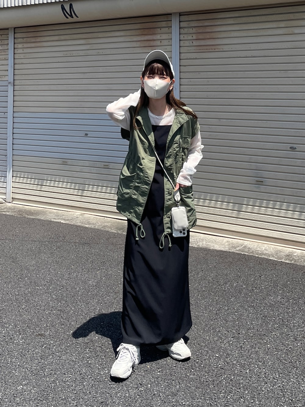 「休日スタイル、シンプルスタイル、大人女子、カジュアル、ミリタリーベスト、ベスト、ワンピース、キャップ、春服コーデ、スニーカーコーデ、プチプラコーデ」｜「tiptopのミリタリーベスト（ベスト、グリーン系）」を使った、maamin♡さん（レディース・156cm）の春コーディネートの5枚目の写真