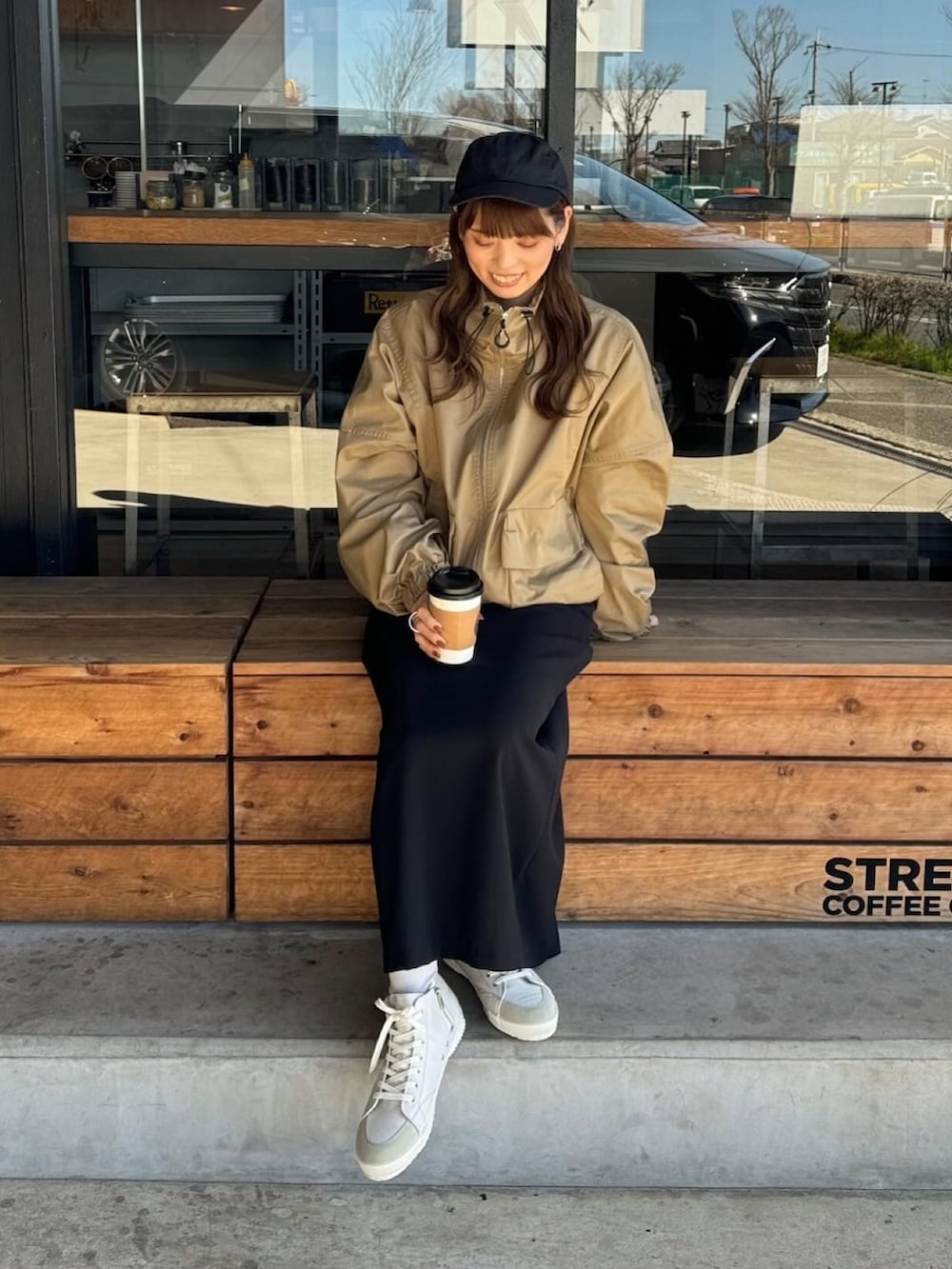 「春のNewスタイル、大人カジュアル、スニーカー、スニーカーコーデ、ハイカットスニーカー、ナイロンジャケット、春アウター、春服コーデ、お出かけコーデ、低身長コーデ、キャップ、シンプル、スニーカー女子」｜「TODAYFULのスタンドカラージップブルゾン（ブルゾン、グリーン系）」を使った、maamin♡さん（レディース・156cm）の春コーディネートの5枚目の写真