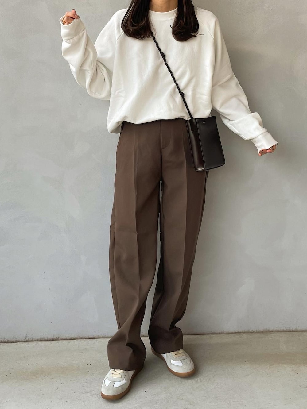 ホワイト系のTシャツ/カットソー、ブラウン系のショルダーバッグを着用したレディースの冬コーディネートの3枚目の写真