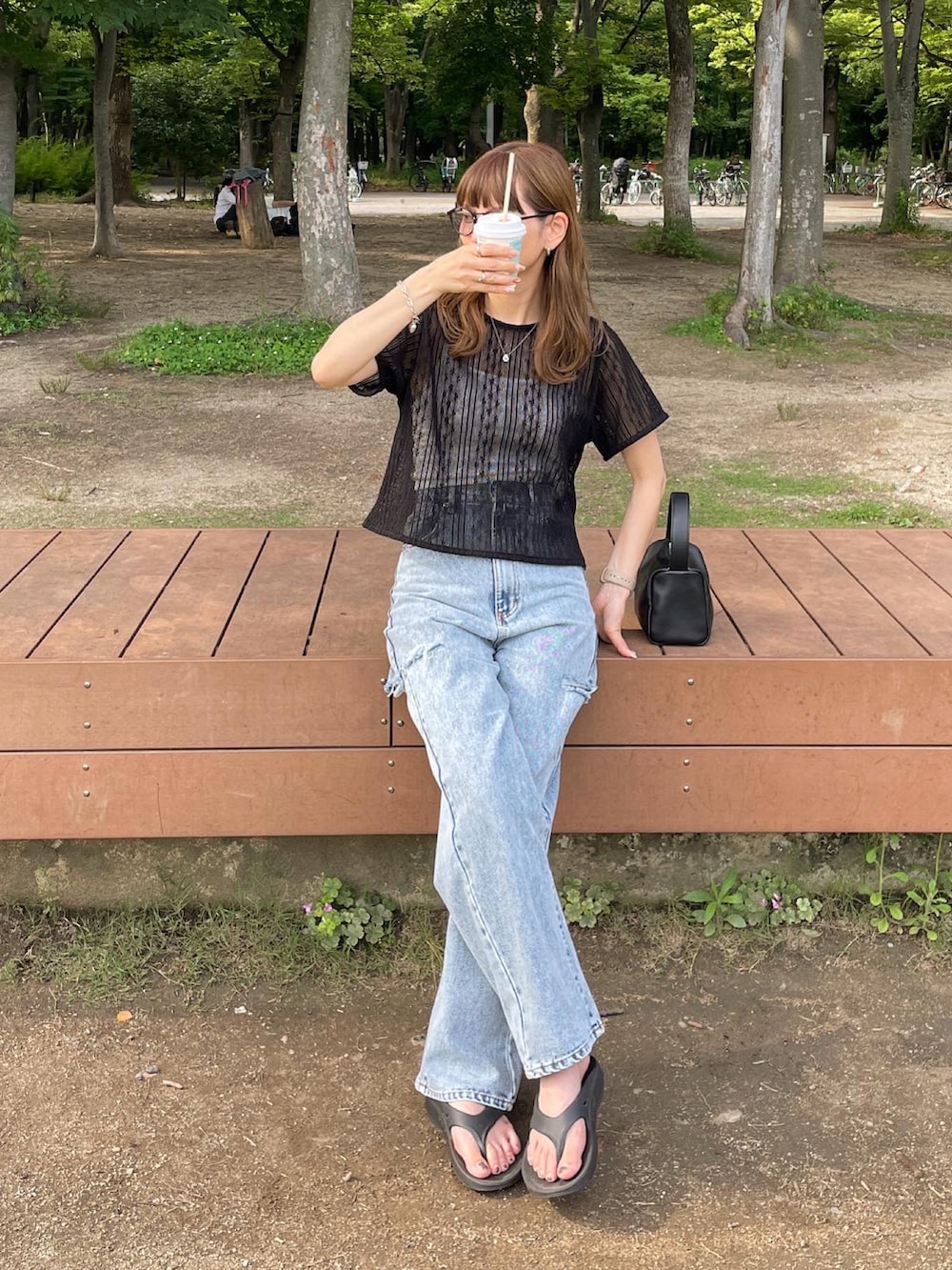 ブラック系のTシャツ/カットソー、ブルー系のデニムパンツを着用したレディースの夏コーディネートの3枚目の写真