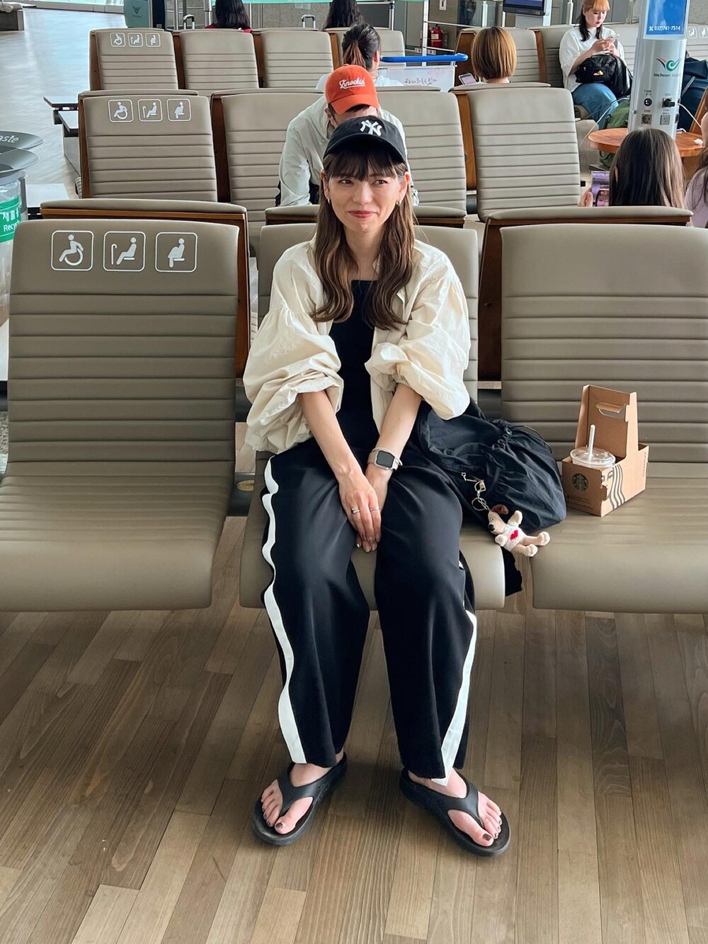 ベージュ系のシャツ/ブラウス、ブラック系のキャミソール、ブラック系のその他パンツを着用したレディースの春コーディネートの4枚目の写真