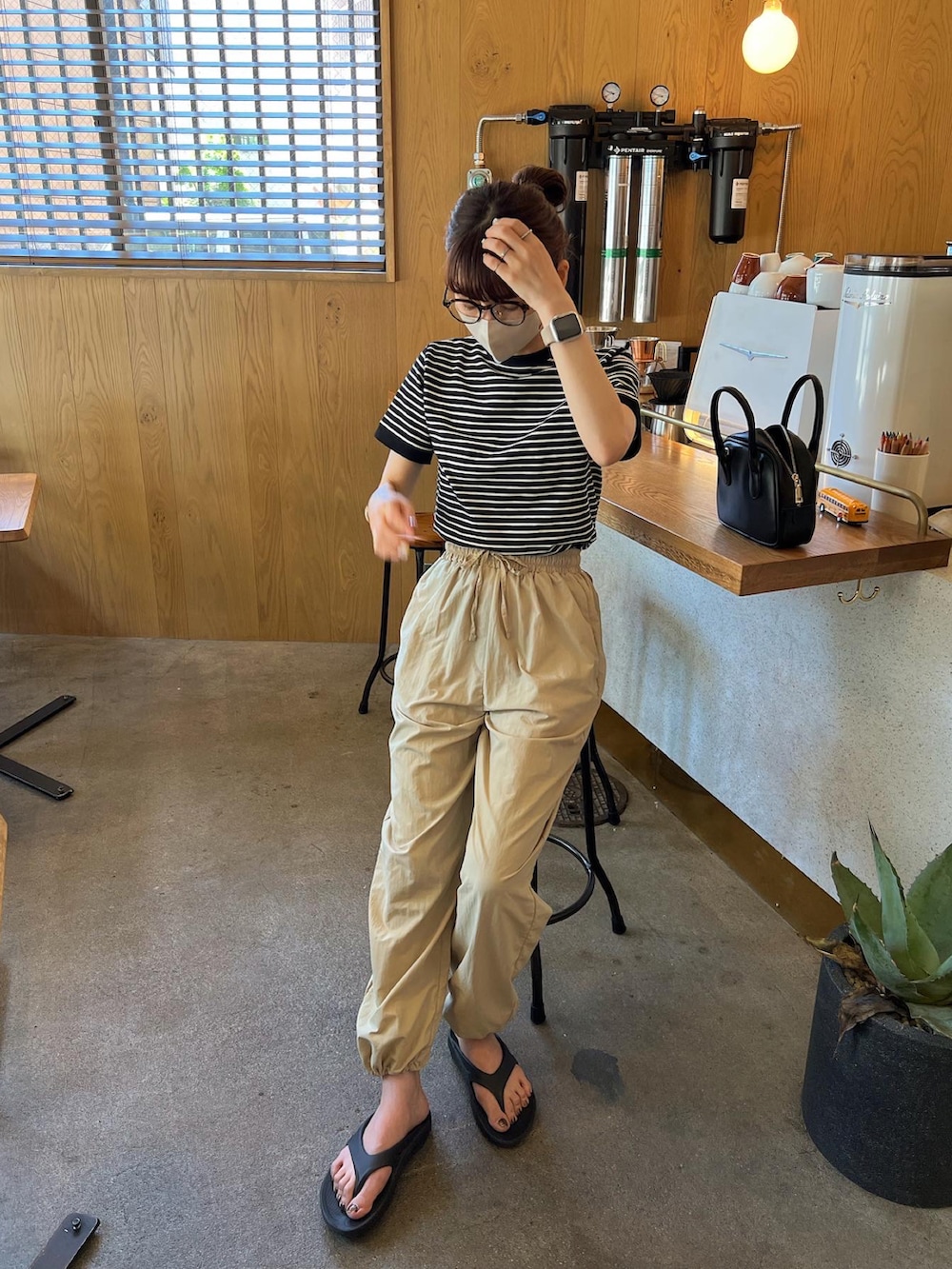 ブラック系のTシャツ/カットソー、ピンク系のカーゴパンツ、ブラック系のサンダルを着用したレディースの夏コーディネートの2枚目の写真