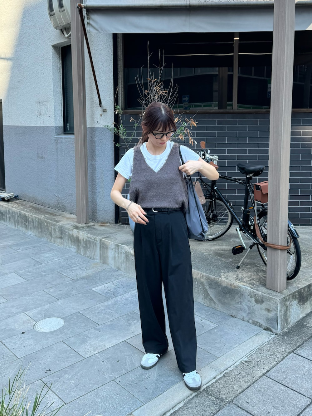 「秋コーデ、大人カジュアルコーデ、パンツスタイル、大人女子、秋服準備はじめました、ビスチェ、ビスチェコーデ、ニットベスト、着回しコーデ、プチプラコーデ、低身長女子」｜「tiptopの【丈が選べる2サイズ】起毛フェザーベスト（ベスト、グレー系）」を使った、maamin♡さん（レディース・156cm）の秋コーディネートの3枚目の写真