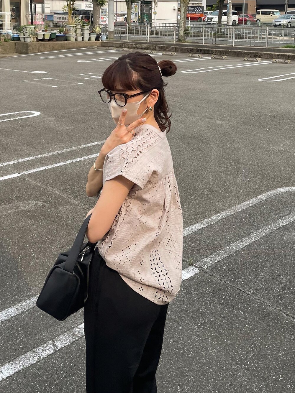 グレー系のシャツ/ブラウスを着用したレディースの夏コーディネートの3枚目の写真