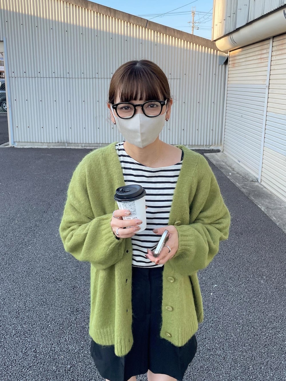 グリーン系のカーディガン/ボレロ、ブラック系のその他パンツを着用したレディースの秋コーディネートの5枚目の写真