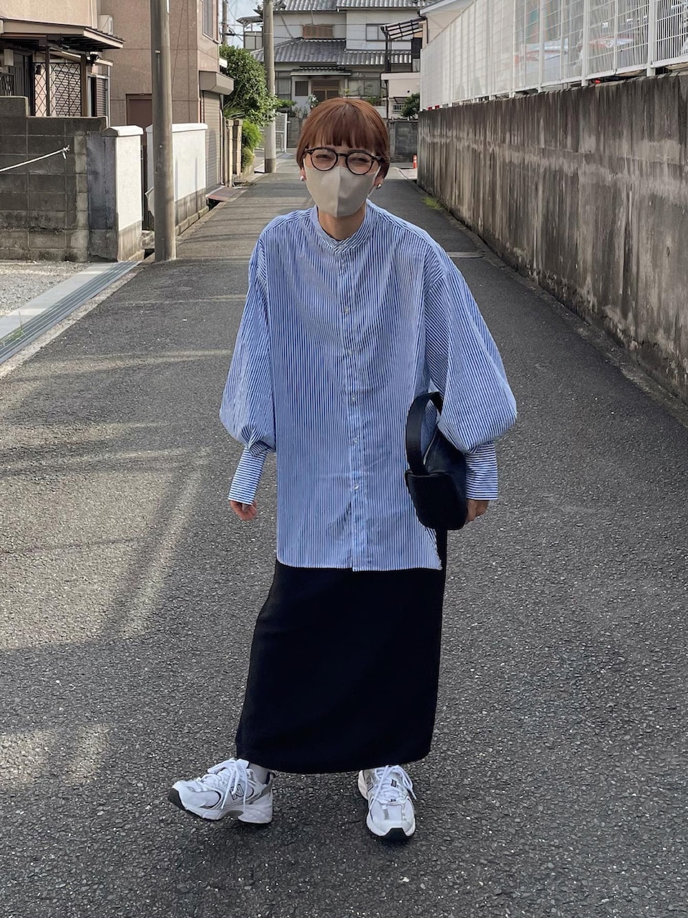 ブルー系のシャツ/ブラウス、ブラック系のスカートを着用したレディースの秋コーディネートの5枚目の写真