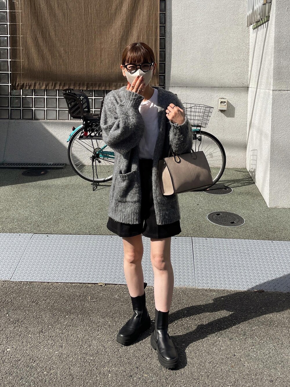 ブラック系のその他パンツ、グレー系のカーディガン/ボレロ、ベージュ系のショルダーバッグを着用したレディースの秋コーディネートの5枚目の写真