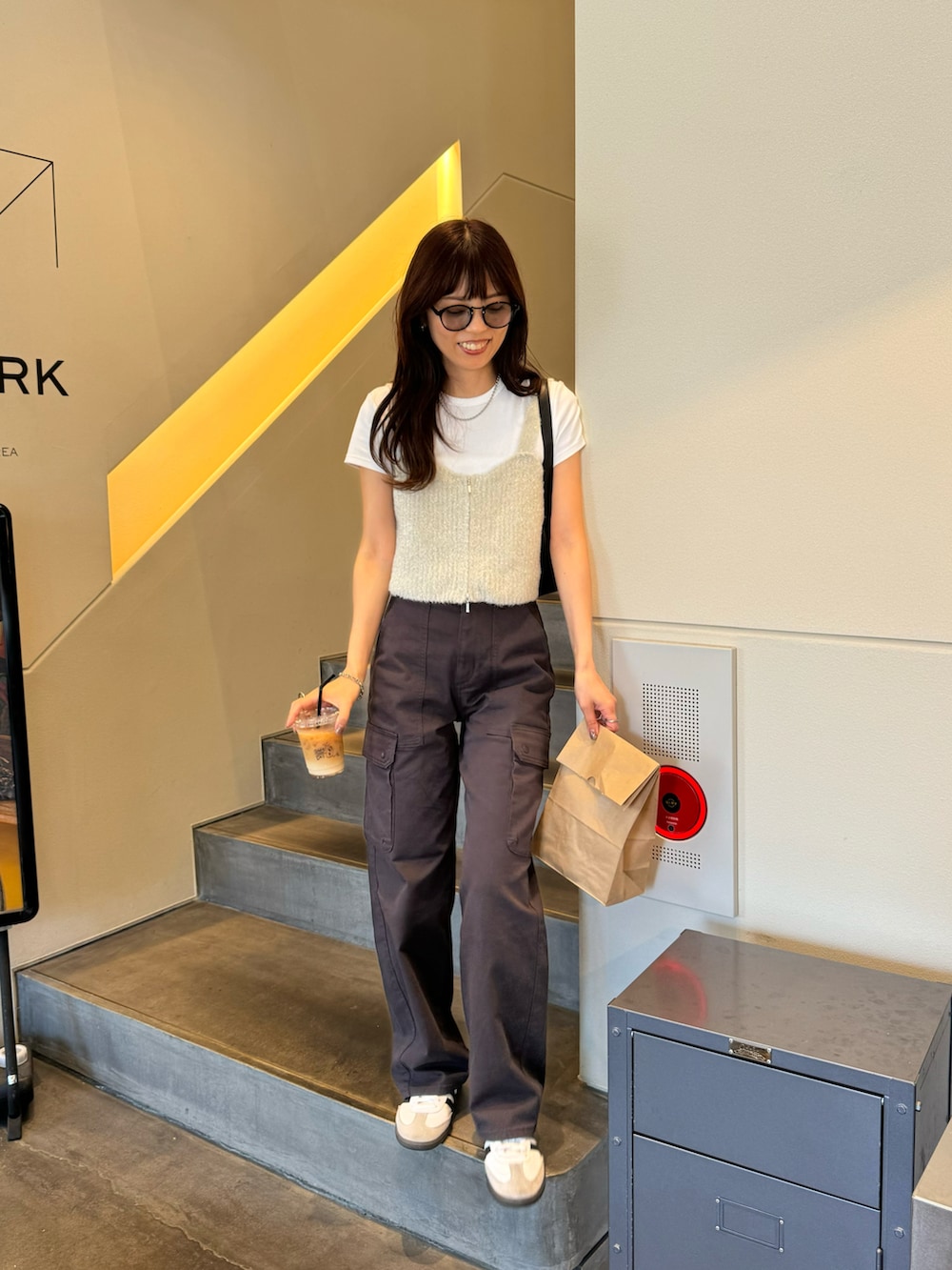 ホワイト系のベストを着用したレディースの秋コーディネートの2枚目の写真