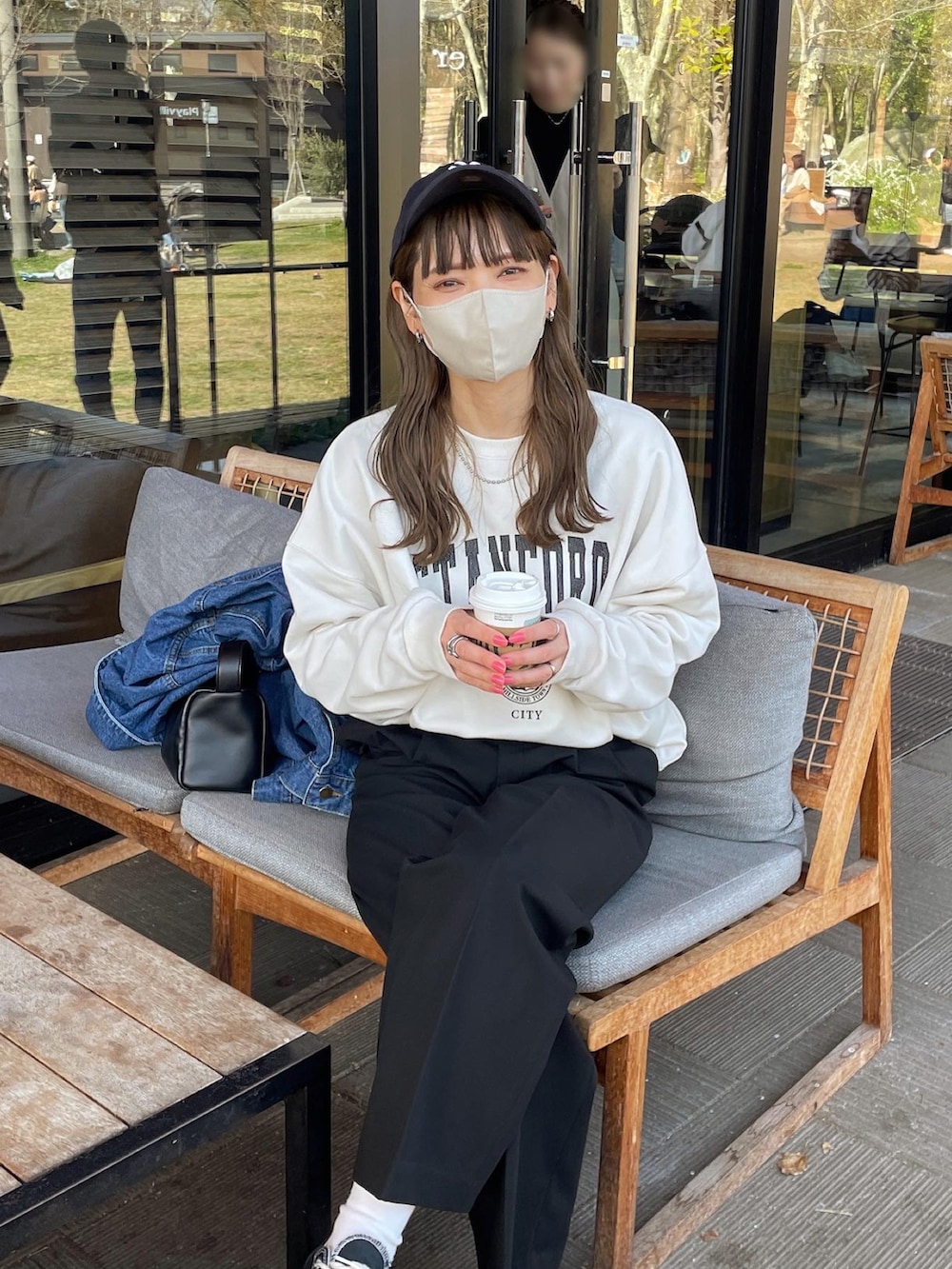 「休日スタイル、春コーデ、おでかけコーデ、公園、スウェット、スウェットコーデ、キャップ、モノトーン、シンプルコーデ、低身長コーデ、ボリューム袖、UNIQLOコーデ、PR」｜「ap retroのロゴプリント裏毛ルーズプルオーバー カレッジロゴ（スウェット、ホワイト系）」を使った、maamin♡さん（レディース・156cm）の春コーディネートの5枚目の写真
