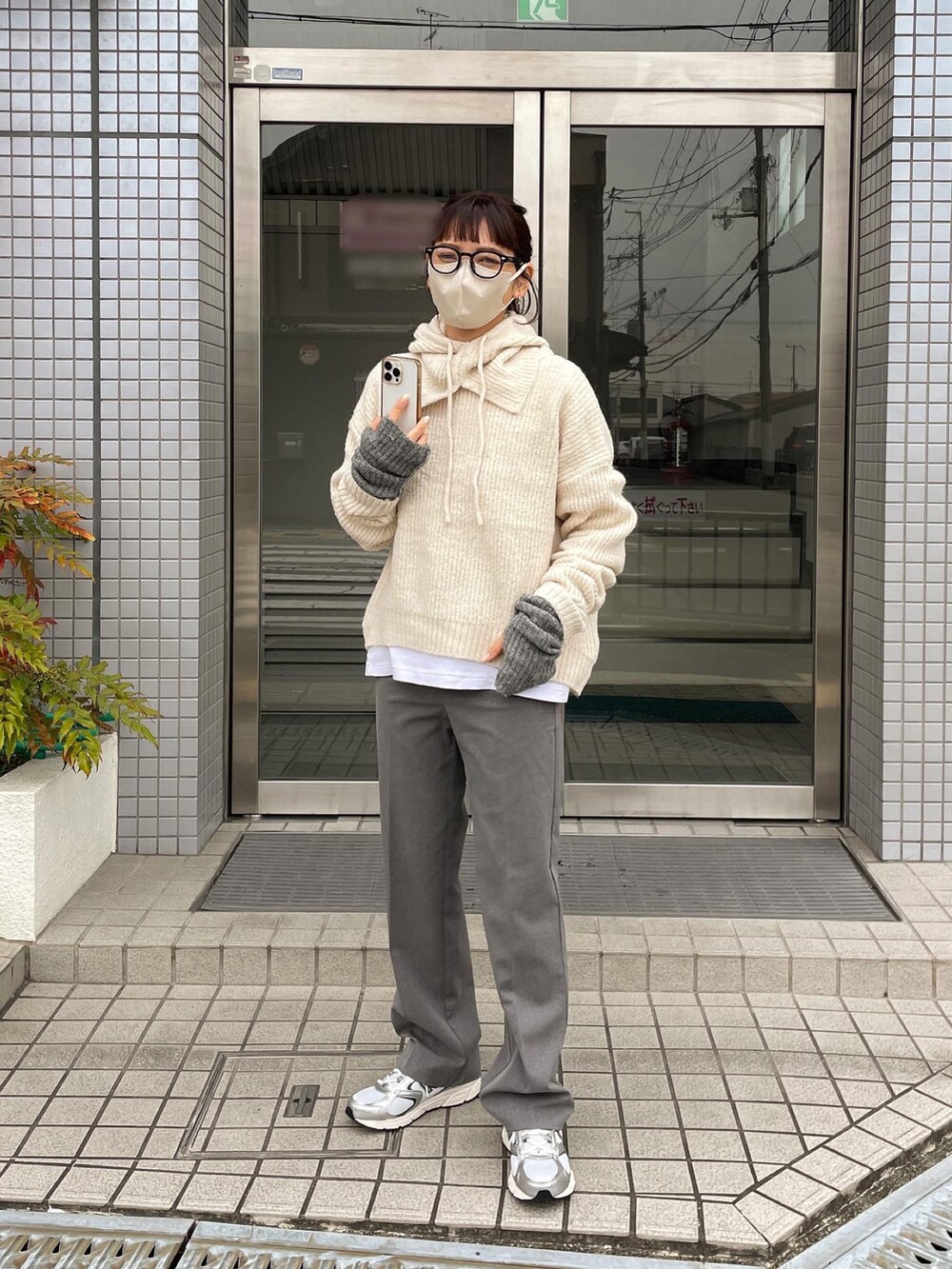 ホワイト系のニット/セーターを着用したレディースの冬コーディネートの4枚目の写真