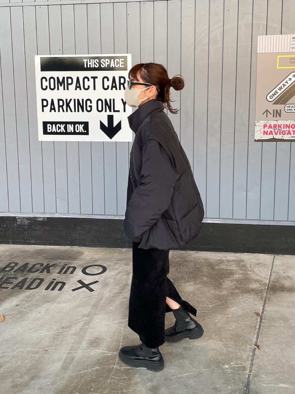 ブラック系のダウンジャケット/コート、ブラック系のスカート、ブラック系のブーツを着用したレディースの冬コーディネートの5枚目の写真