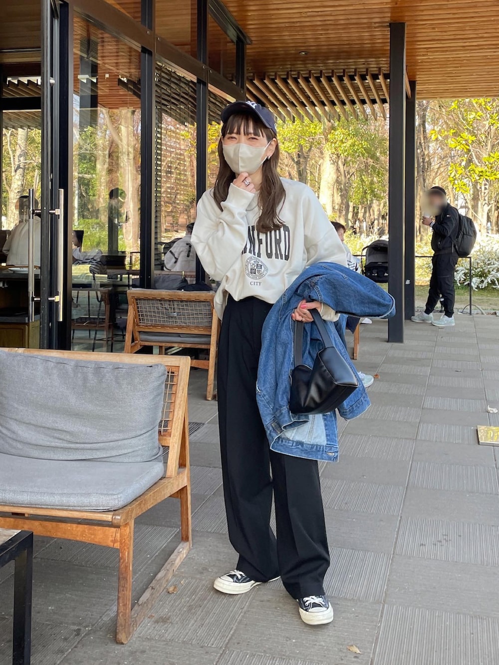 「休日スタイル、春コーデ、おでかけコーデ、公園、スウェット、スウェットコーデ、キャップ、モノトーン、シンプルコーデ、低身長コーデ、ボリューム袖、UNIQLOコーデ、PR」｜「ap retroのロゴプリント裏毛ルーズプルオーバー カレッジロゴ（スウェット、ホワイト系）」を使った、maamin♡さん（レディース・156cm）の春コーディネートの3枚目の写真