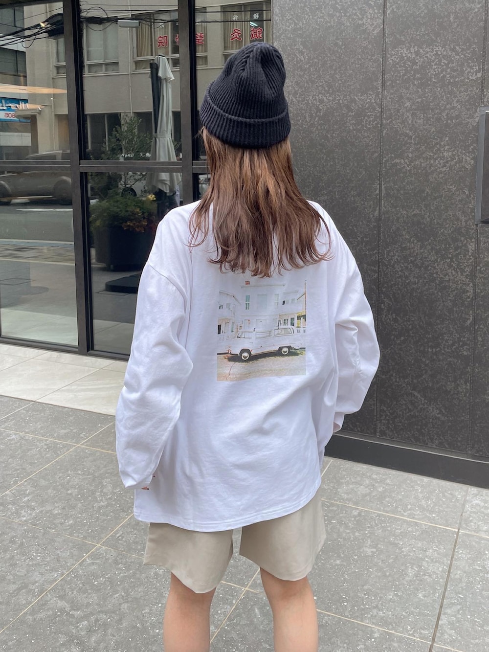 「秋服まるっと大公開、秋服コーデ、シンプルコーデ、おでかけコーデ、ロンT、秋のコーデ、ブーツ、ニット帽、サイドゴアブーツ、ハーフパンツ、骨格ウェーブ、低身長女子、メガネ女子、厚底ブーツ」｜「LE MOREのオーバーサイズフォトプリントロンT（Tシャツ/カットソー、ホワイト系）」を使った、maamin♡さん（レディース・156cm）の秋コーディネートの4枚目の写真