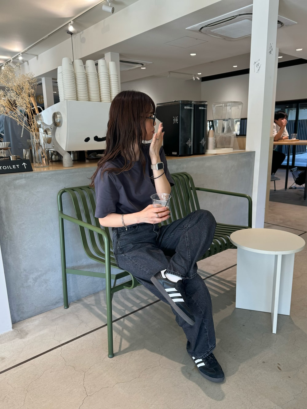 ブルー系のTシャツ/カットソーを着用したレディースの秋コーディネートの2枚目の写真