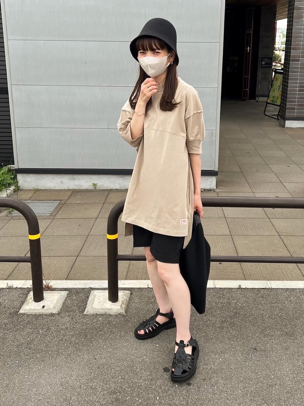 グリーン系のTシャツ/カットソー、ブラック系のその他パンツ、ブラック系のハンドバッグを着用したレディースの夏コーディネートの3枚目の写真