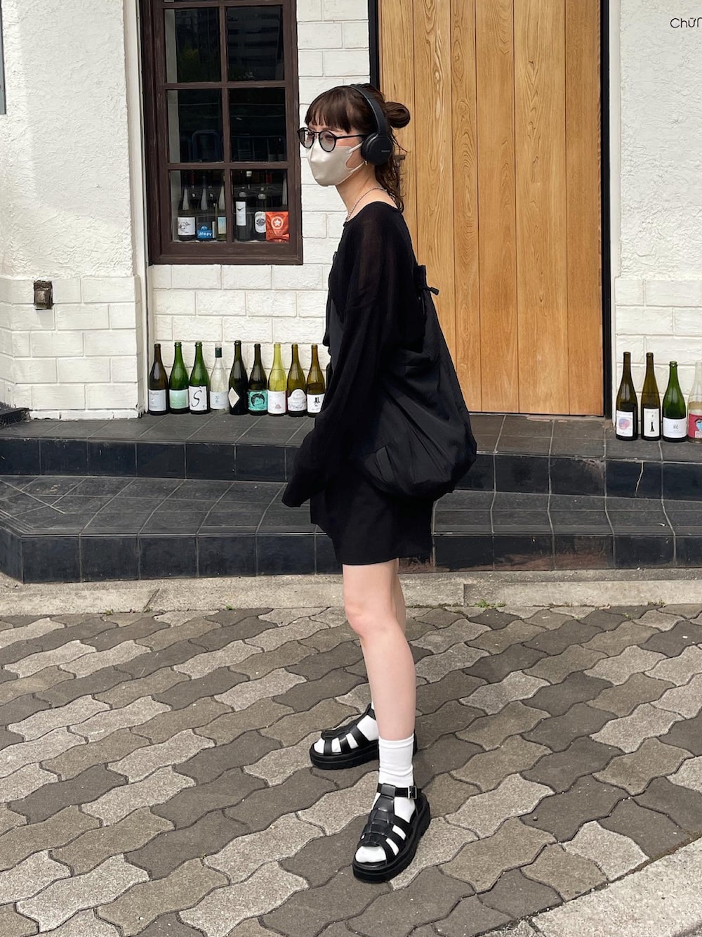 ブラック系のニット/セーター、ブラック系のその他パンツ、ブラック系のショルダーバッグを着用したレディースの春コーディネートの2枚目の写真